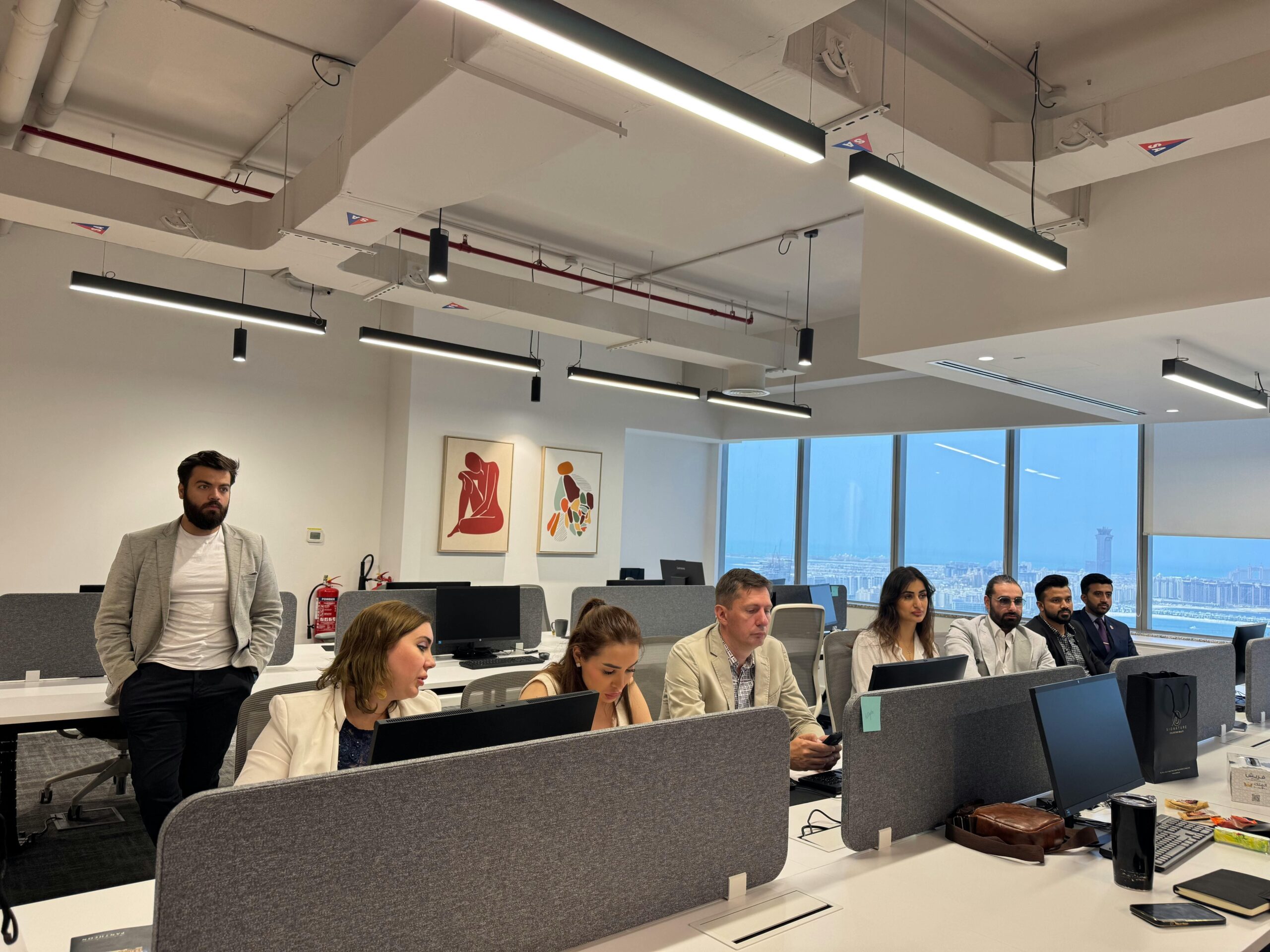 Business professionals discussing sales strategy – Performance Business Advisory, experts in business sales, acquisitions, and franchising across Canada